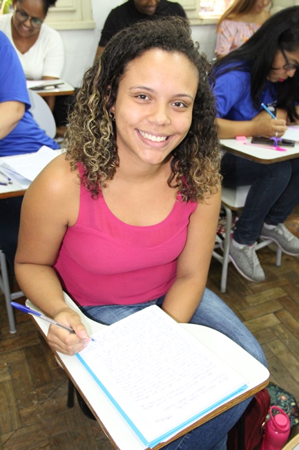 A pedagoga Marina Silva, aluna do curso de TILS na E.E. Francisco Sales, acredita que o conhecimento da Língua Brasileira de Sinais é fundamental para se trabalhar a inclusão na educação,na sociedade e no mercado de trabalho. Foto: Franciele Xavier (ACS/SEEMG)  